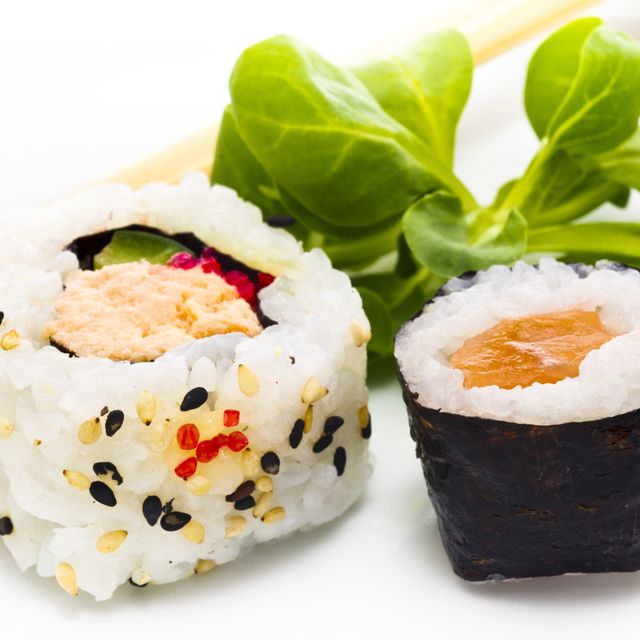 Dos pedazos de sushi